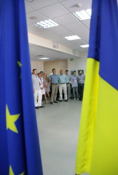 Наши таможенники ударили по миссии Евросоюза фотовыставкой