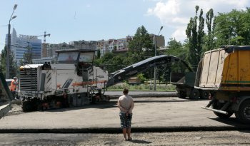 На площади 10 апреля строительная техника выстроилась как на параде