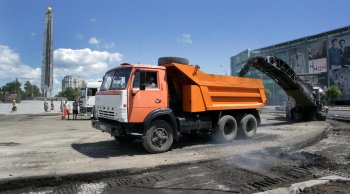 На площади 10 апреля строительная техника выстроилась как на параде