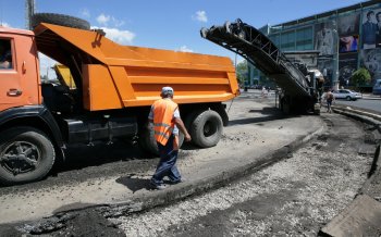 На площади 10 апреля строительная техника выстроилась как на параде
