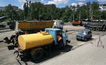 На площади 10 апреля строительная техника выстроилась как на параде