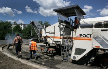 На площади 10 апреля строительная техника выстроилась как на параде
