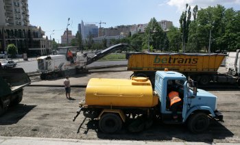 На площади 10 апреля строительная техника выстроилась как на параде