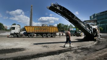 На площади 10 апреля строительная техника выстроилась как на параде