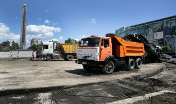На площади 10 апреля строительная техника выстроилась как на параде