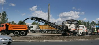 На площади 10 апреля строительная техника выстроилась как на параде