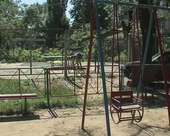 Детскую площадку на Капитана Кузнецова,93 освободили от упавшего дерева