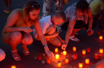 Одесситы зажгли "Свечу памяти"