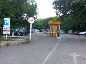 В Одессе начинает работу парковка-терминал на пляже «Дельфин»