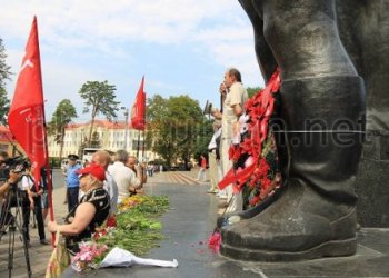 Львовские «свободовцы» испугались красного флага? 