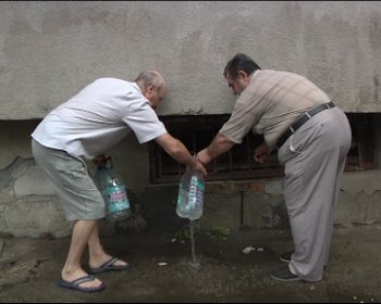 По поручению Эдуарда Матвийчука проводится ремонт водоснабжения в доме на Французском бульваре