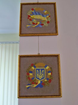 В Украинском клубе Одессы промышляют вышитыми портретами Тимошенко и шифоновыми сорочками