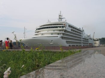 Флагман итальянской круизной компании SILVERSEA в 17 часов выйдет Одессы на Констанцу