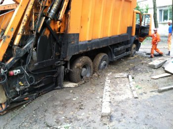 В одесском дворе "намертво" застрял мусоровоз (фото)