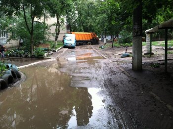 В одесском дворе "намертво" застрял мусоровоз (фото)