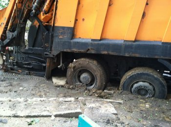 В одесском дворе "намертво" застрял мусоровоз (фото)