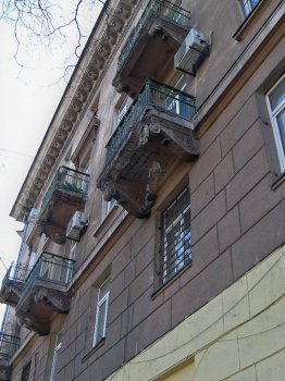 Балконы мореходки с Осипова спасают рыбацкими сетями