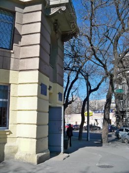 Балконы мореходки с Осипова спасают рыбацкими сетями