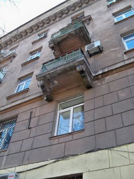 Балконы мореходки с Осипова спасают рыбацкими сетями
