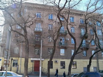 Балконы мореходки с Осипова спасают рыбацкими сетями