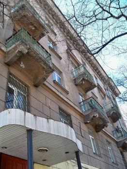 Балконы мореходки с Осипова спасают рыбацкими сетями