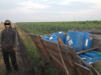 Пограничники задержали юношу на телеге с пол тонной спирта
