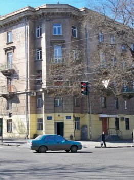 Балконы мореходки с Осипова спасают рыбацкими сетями