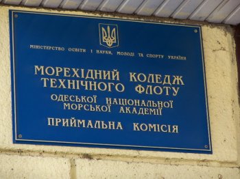 Балконы мореходки с Осипова спасают рыбацкими сетями