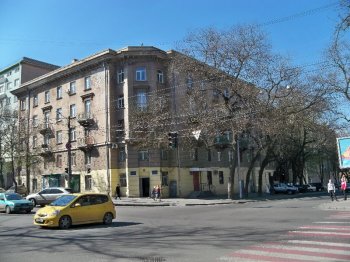 Балконы мореходки с Осипова спасают рыбацкими сетями