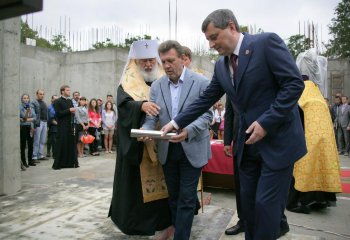 В Одессе заложили памятную капсулу в фундамент будущего храма церковно-приходской школы
