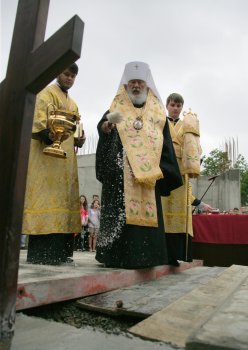 В Одессе заложили памятную капсулу в фундамент будущего храма церковно-приходской школы