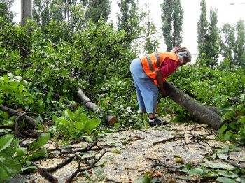 В Малиновском районе на борьбу с непогодой бросили одесситок-культуристок