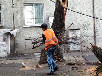 В Малиновском районе на борьбу с непогодой бросили одесситок-культуристок