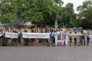 Обманутые вкладчики «Альянса» в очередной раз с челобитной у порога одесской мэрии