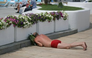 Что происходит на набережной у Дельфинария?