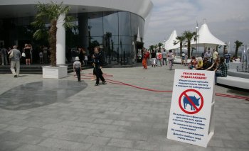 Что происходит на набережной у Дельфинария?