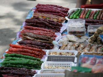 По дороге на Ланжерон можно и отовариться, и «травануться»