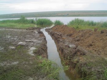 Спасатели разобрали дорогу, чтобы не допустить наводнения (фото)