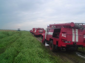 Спасатели разобрали дорогу, чтобы не допустить наводнения (фото)