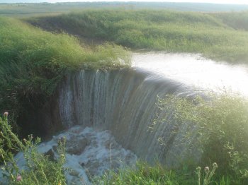 Спасатели разобрали дорогу, чтобы не допустить наводнения (фото)