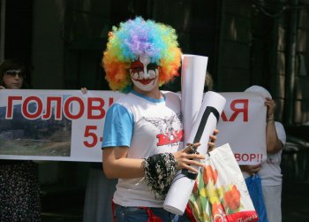 В Одессе у цирка разрывали джинсы, прокалывали язык и демонстрировали оголенные части тела