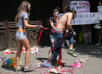 В Одессе у цирка разрывали джинсы, прокалывали язык и демонстрировали оголенные части тела
