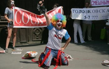 В Одессе у цирка разрывали джинсы, прокалывали язык и демонстрировали оголенные части тела