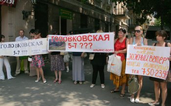 В Одессе у цирка разрывали джинсы, прокалывали язык и демонстрировали оголенные части тела