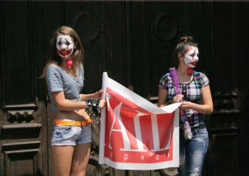 В Одессе у цирка разрывали джинсы, прокалывали язык и демонстрировали оголенные части тела