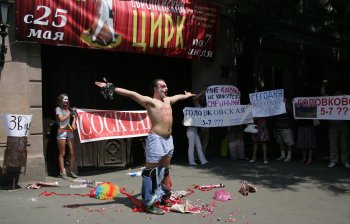 В Одессе у цирка разрывали джинсы, прокалывали язык и демонстрировали оголенные части тела