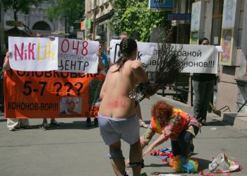 В Одессе у цирка разрывали джинсы, прокалывали язык и демонстрировали оголенные части тела