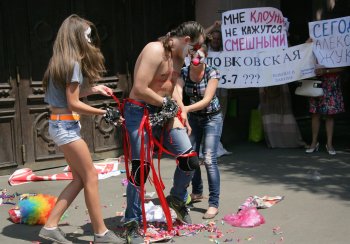 В Одессе у цирка разрывали джинсы, прокалывали язык и демонстрировали оголенные части тела