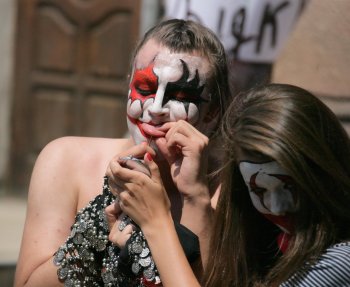 В Одессе у цирка разрывали джинсы, прокалывали язык и демонстрировали оголенные части тела