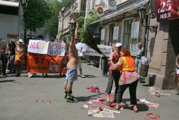 В Одессе у цирка разрывали джинсы, прокалывали язык и демонстрировали оголенные части тела
